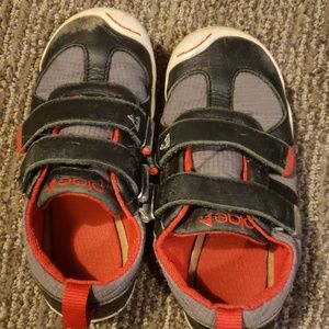 Plae shoes, red and black, size 11 little boy